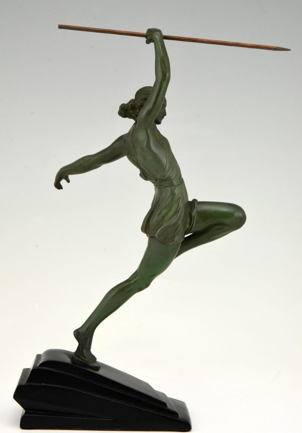 Art Deco sculpture femme à la lance