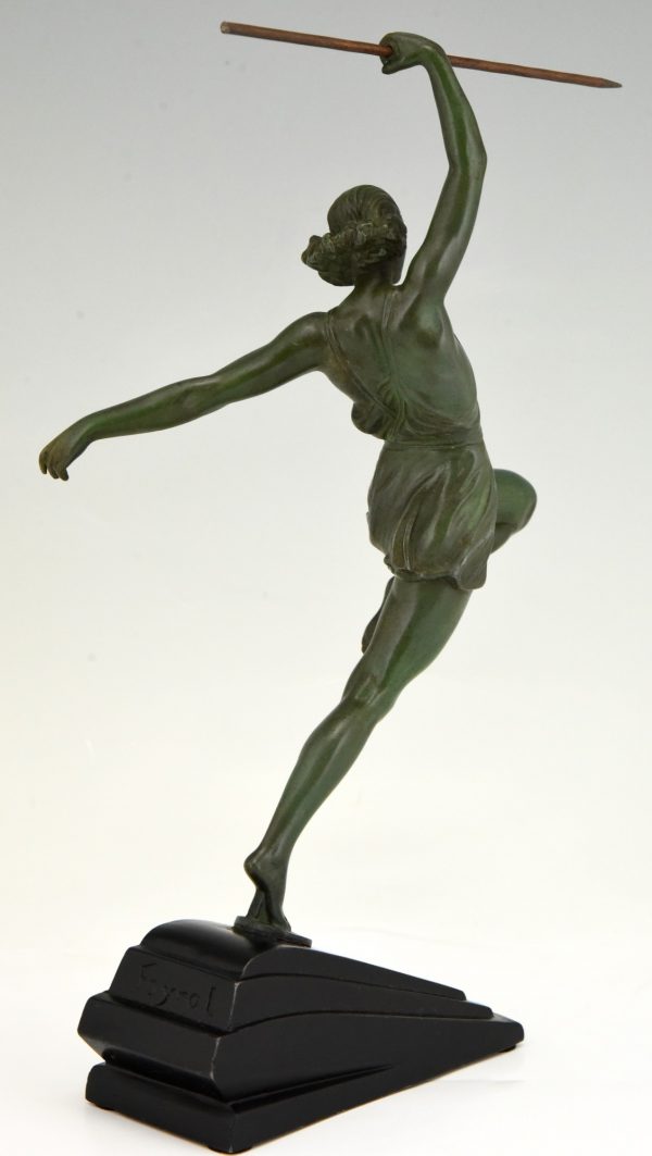 Art Deco sculpture femme à la lance