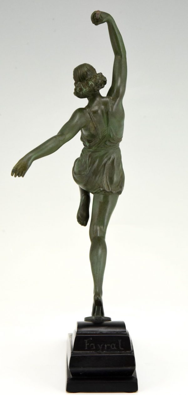 Art Deco sculpture femme à la lance