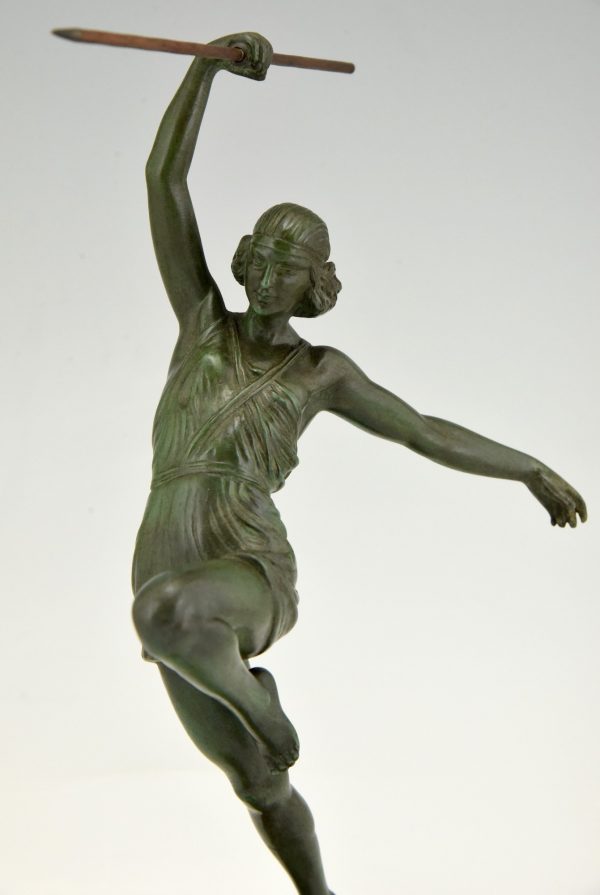 Art Deco sculpture femme à la lance