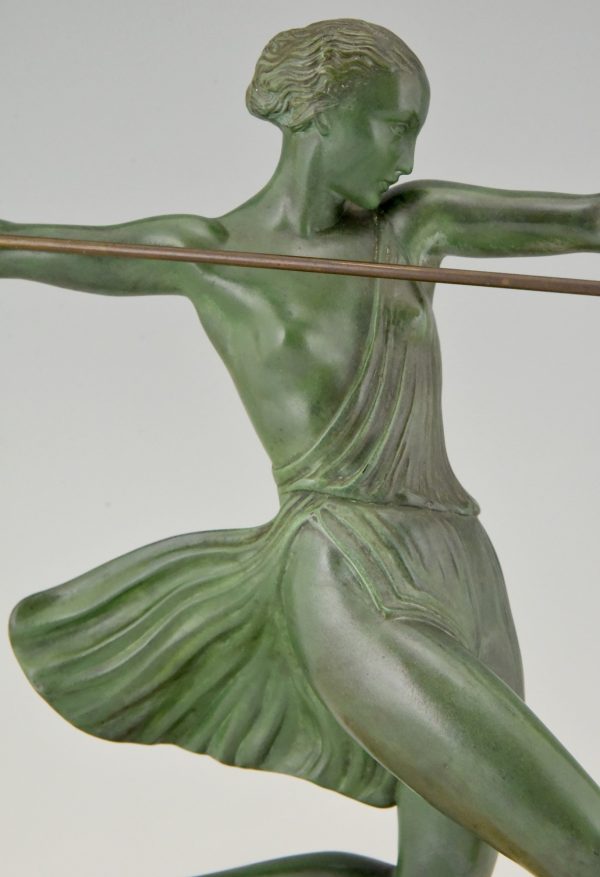 Art Deco sculptuur vrouw met speer Antiope