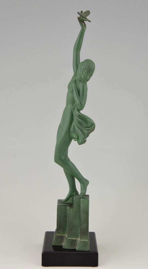 Sculpture Art Deco femme nue avec pigeon