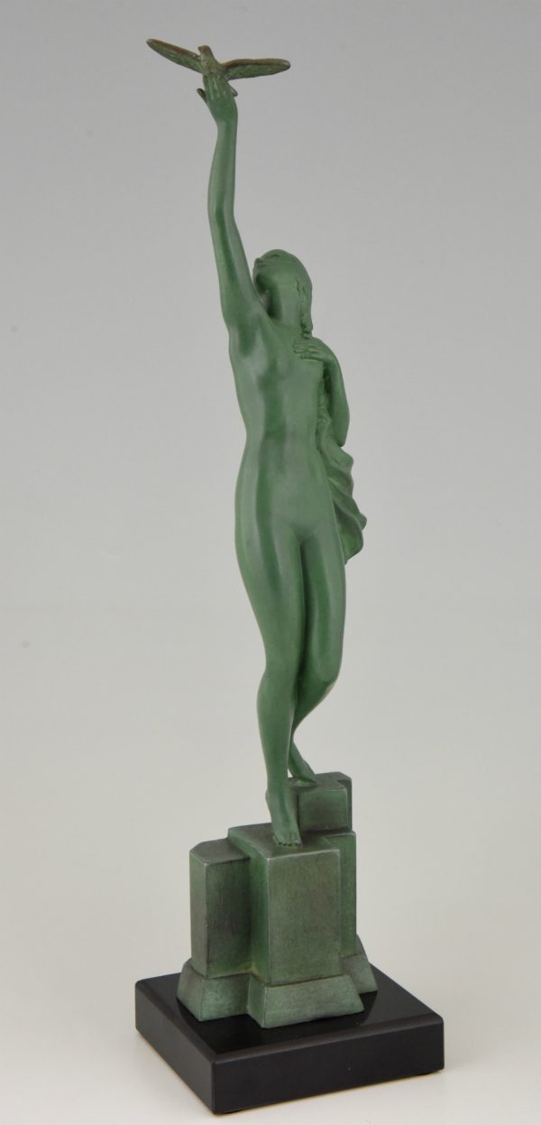 Sculpture Art Deco femme nue avec pigeon