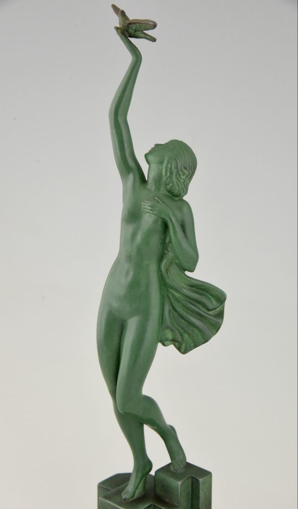 Sculpture Art Deco femme nue avec pigeon