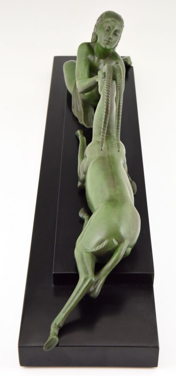 Art Deco sculpture femme nue et gazelle Seduction