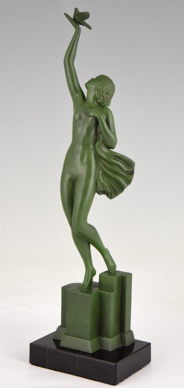 Sculpture Art Deco femme nue avec pigeon Message d’amour