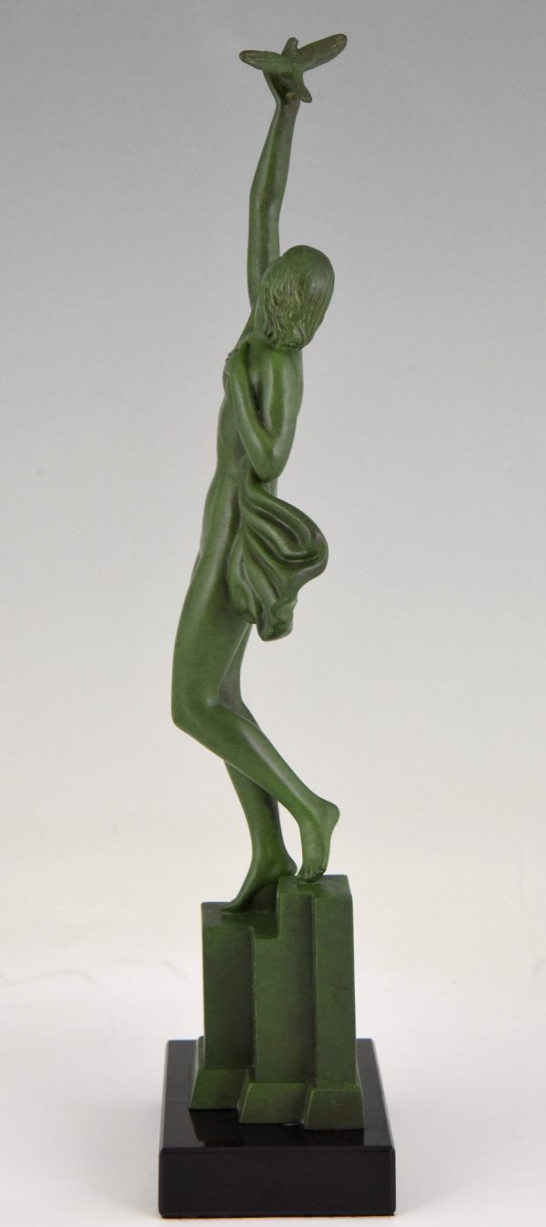 Sculpture Art Deco femme nue avec pigeon Message d’amour