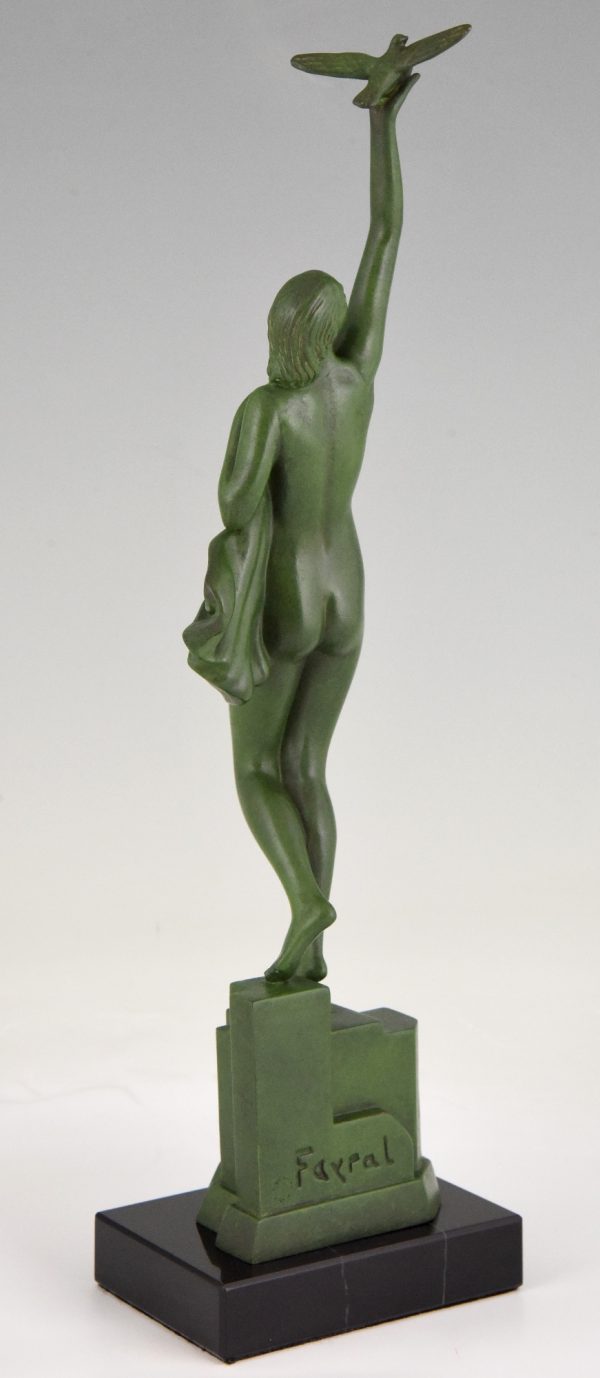 Art Deco sculptuur vrouw met duif Message of love