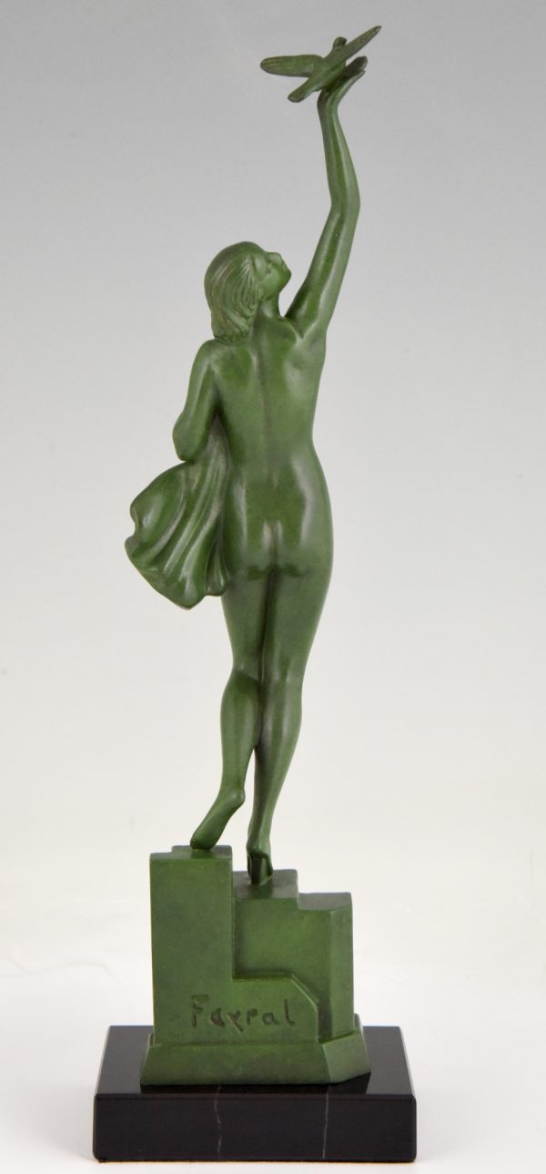 Sculpture Art Deco femme nue avec pigeon Message d’amour