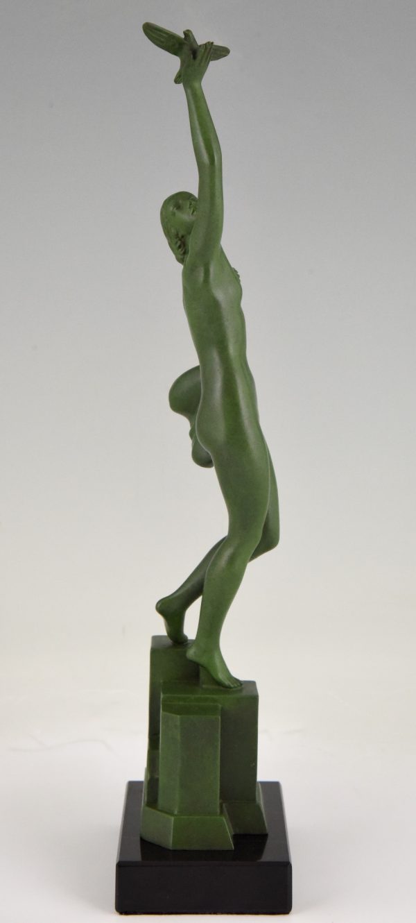 Sculpture Art Deco femme nue avec pigeon Message d’amour