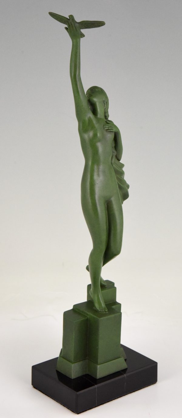 Art Deco sculptuur vrouw met duif Message of love