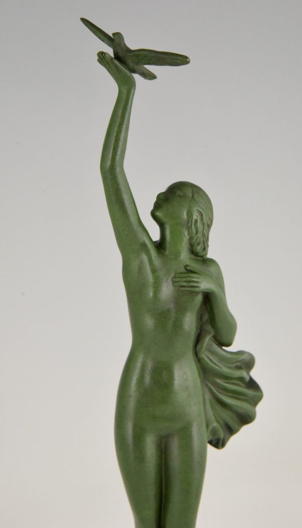 Sculpture Art Deco femme nue avec pigeon Message d’amour