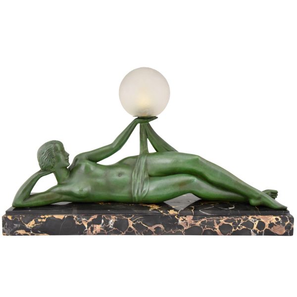 Aube Art deco lampe femme nue tenant une globe en verre