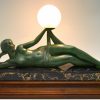 Aube Art deco lampe femme nue tenant une globe en verre