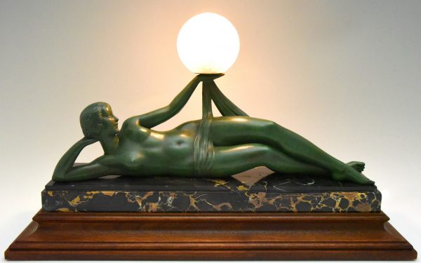 Aube Art deco lampe femme nue tenant une globe en verre