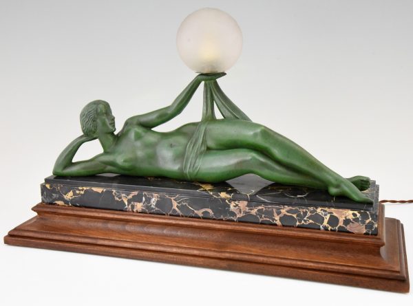 Aube Art deco lampe femme nue tenant une globe en verre