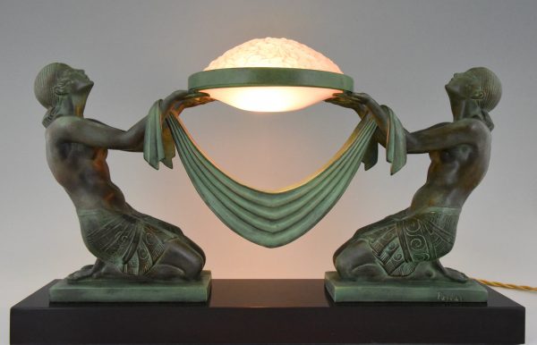 Art Deco lampe femmes agenouillées tenant une coupe en verre