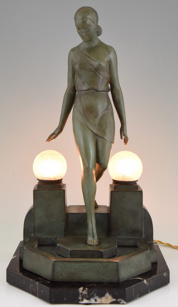 Art Deco lamp vrouw bij een fontein