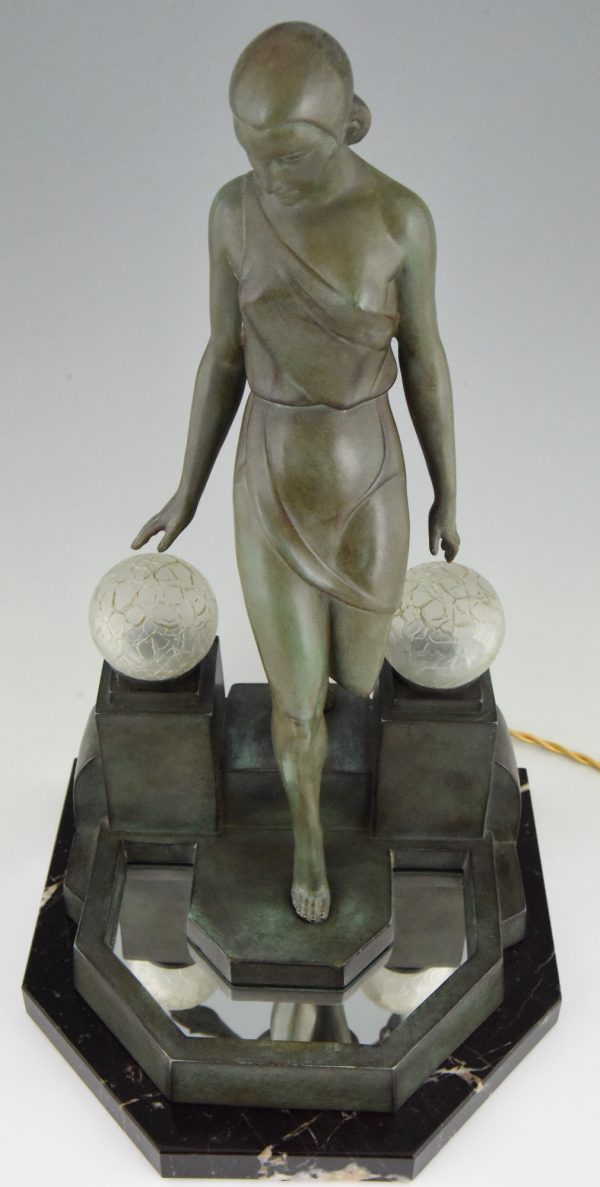 Art Deco lampe femme à la fontaine