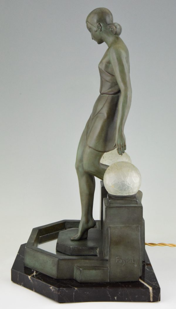 Art Deco lampe femme à la fontaine