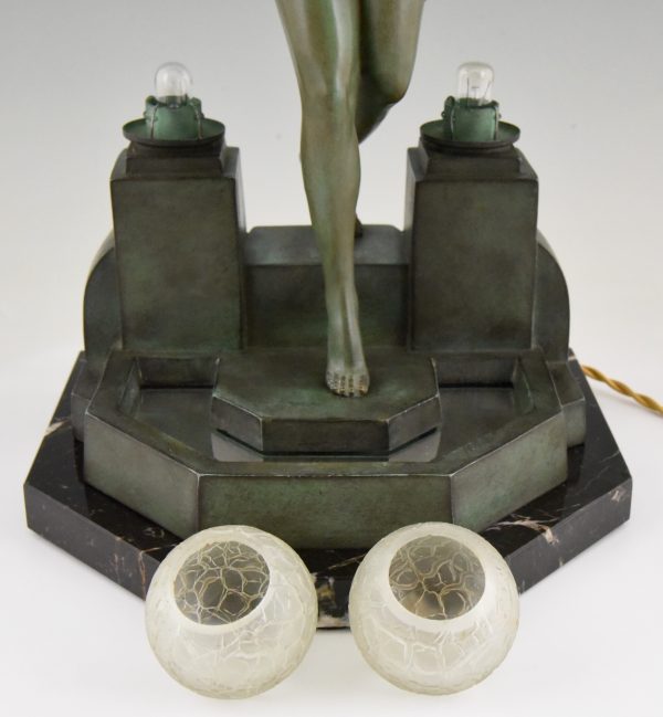 Art Deco Lampe Frauenfigur zu einem Brunnen