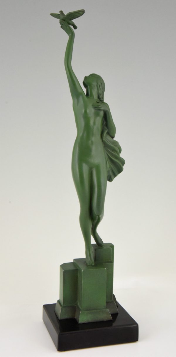 Message of love, Art Deco sculpture of a nude with dove.