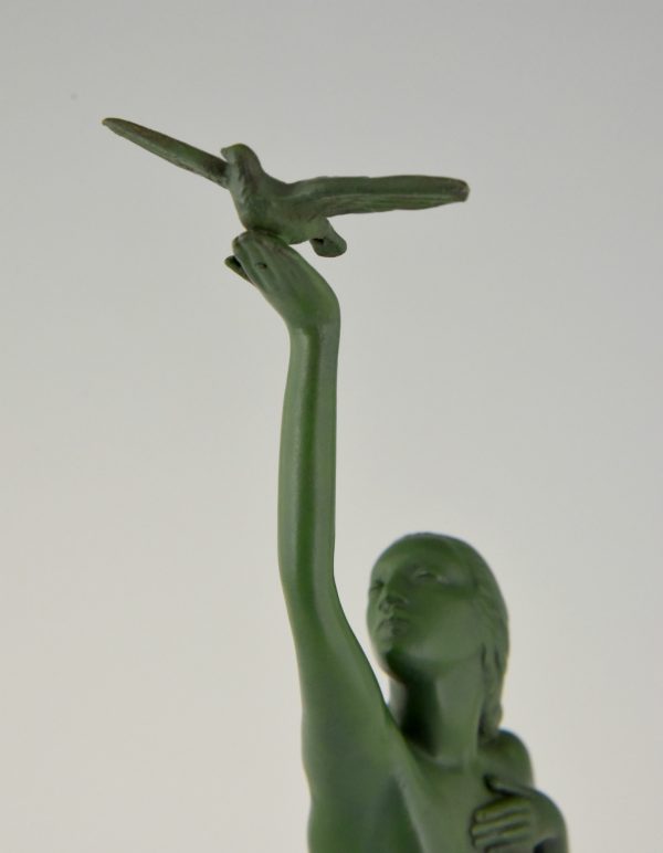 Art Deco beeld vrouw met duif.