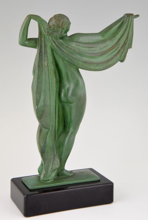 Venus, sculpture Art Deco femme nue aux drapé