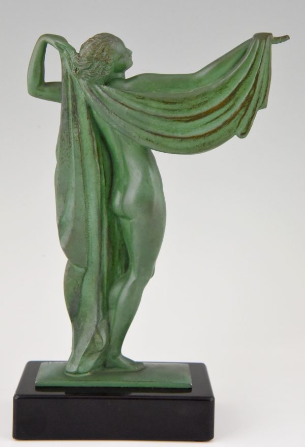 Venus, sculpture Art Deco femme nue aux drapé