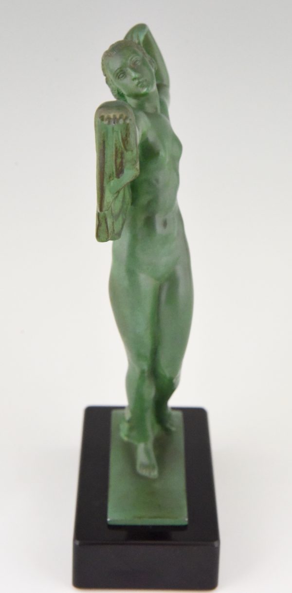 Venus, sculpture Art Deco femme nue aux drapé