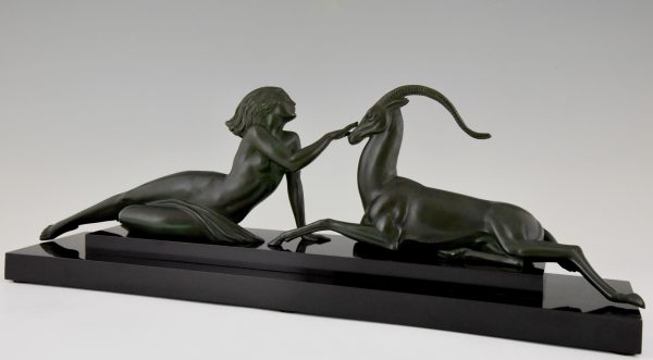 Art Deco sculpture femme nue et gazelle, Seduction.