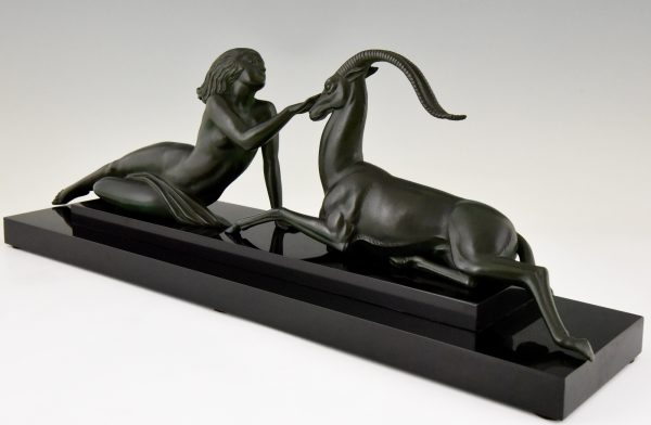 Art Deco sculptuur naakte vrouw met gazelle, Seduction.