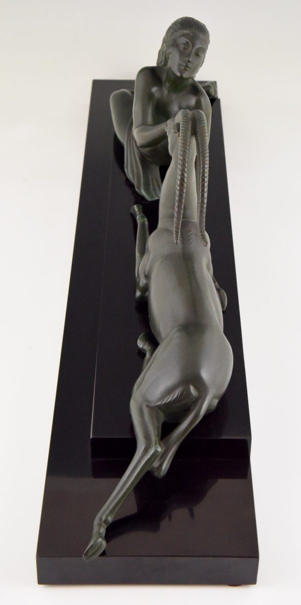 Art Deco sculptuur naakte vrouw met gazelle, Seduction.