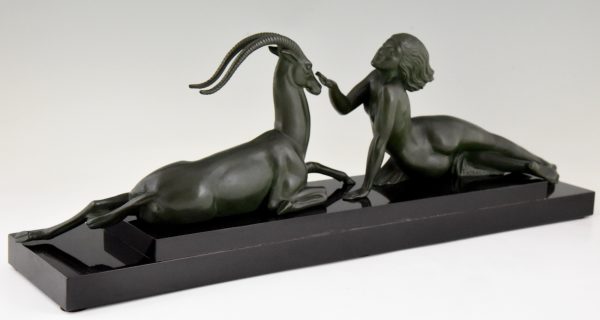 Art Deco sculpture femme nue et gazelle, Seduction.