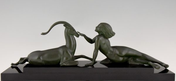 Art Deco sculpture femme nue et gazelle, Seduction.