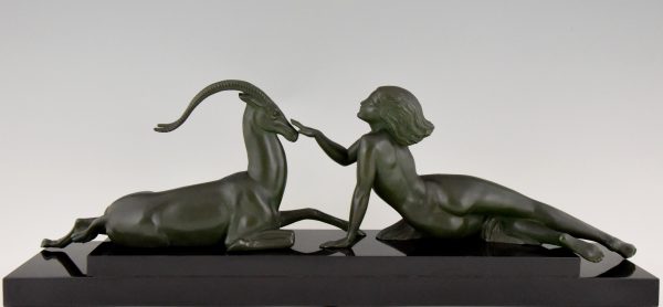 Art Deco sculptuur naakte vrouw met gazelle, Seduction.