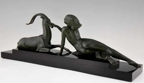 Art Deco sculpture femme nue et gazelle, Seduction.