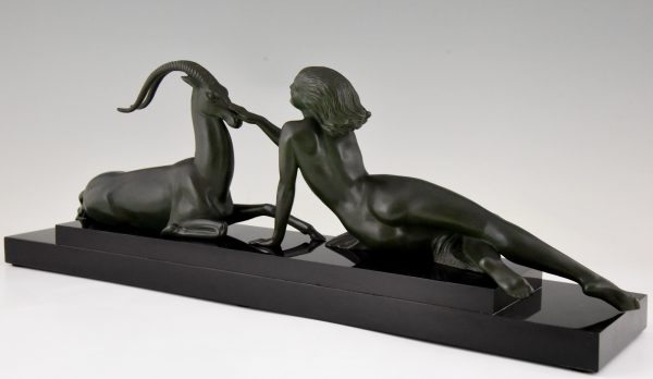 Art Deco sculptuur naakte vrouw met gazelle, Seduction.