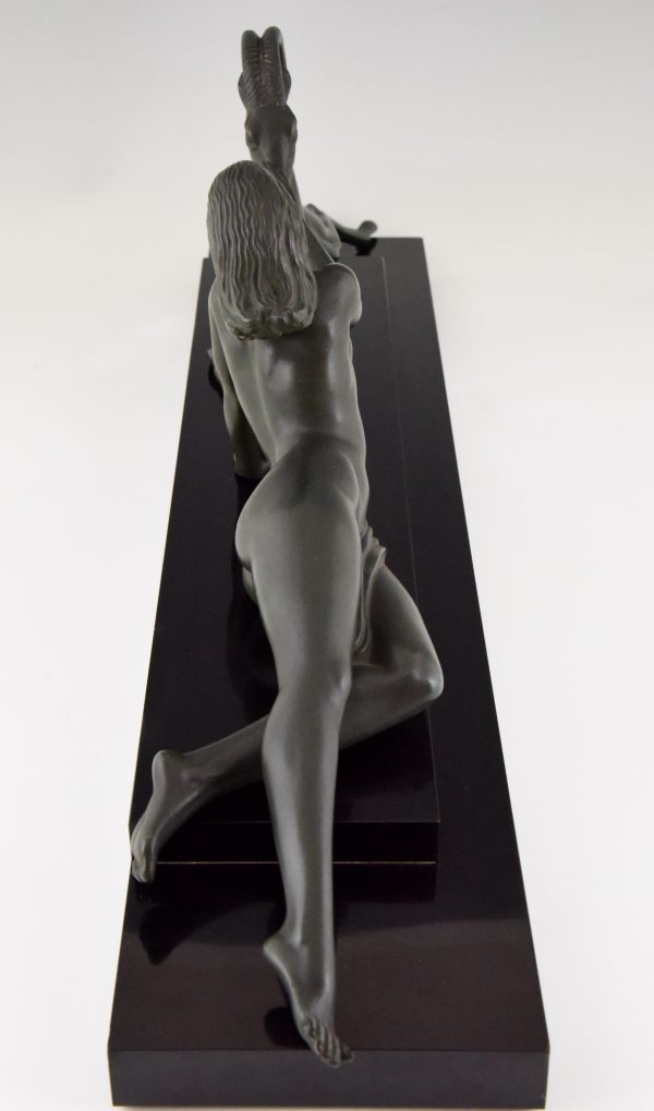 Art Deco Skulptur Frauenakt mit Gazelle, Seduction.