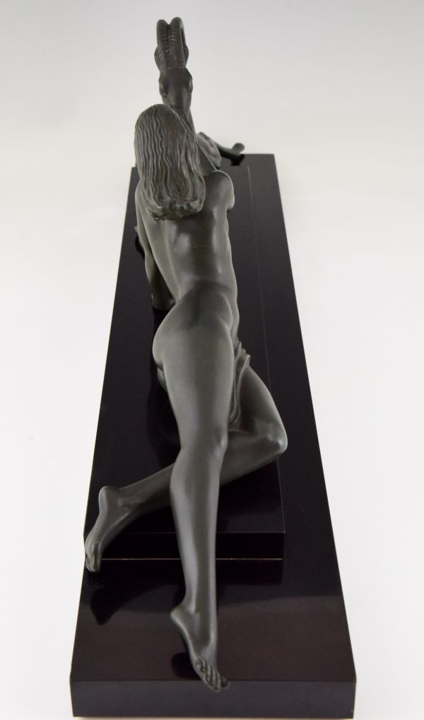 Art Deco sculptuur naakte vrouw met gazelle, Seduction.