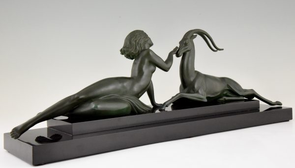 Art Deco sculptuur naakte vrouw met gazelle, Seduction.