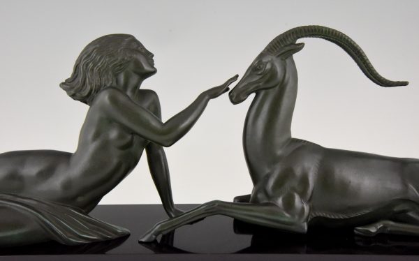 Art Deco sculptuur naakte vrouw met gazelle, Seduction.