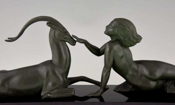 Art Deco sculptuur naakte vrouw met gazelle, Seduction.