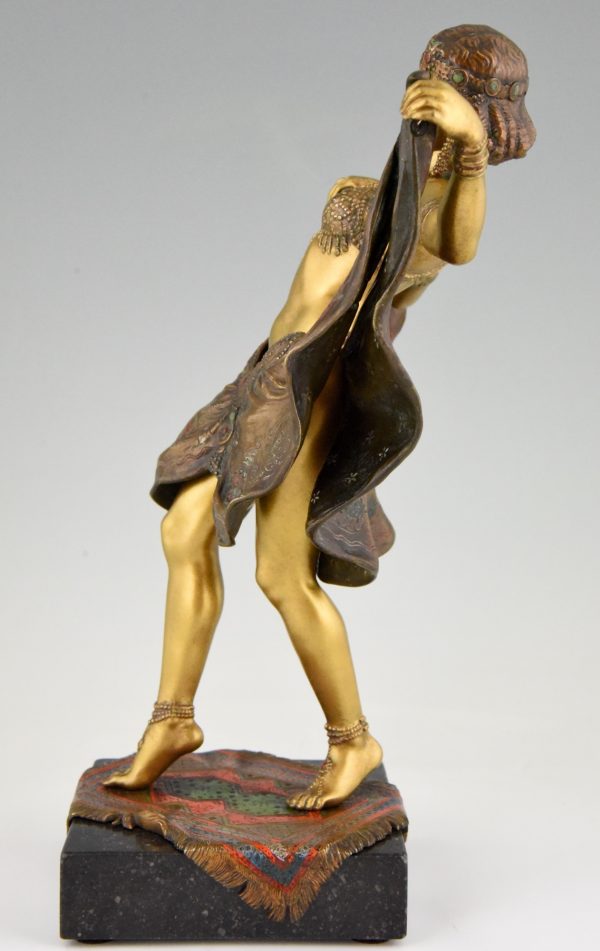Weens brons erotisch Oriëntaalse danseres met opklapbare rok