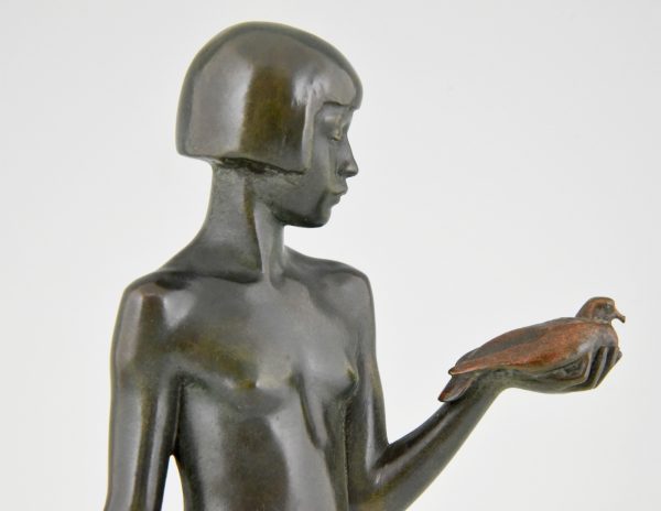 Sculpture bronze Art Deco fille nue avec pigeon, premiere offrande