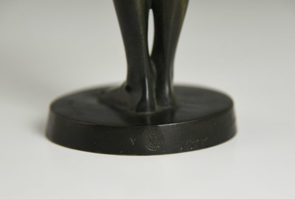 Sculpture bronze Art Deco fille nue avec pigeon, premiere offrande