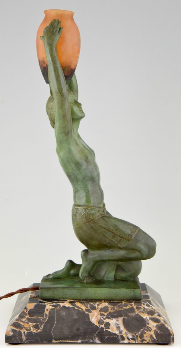 Lampe Art Deco femme nue à la cruche “vers l’oasis”