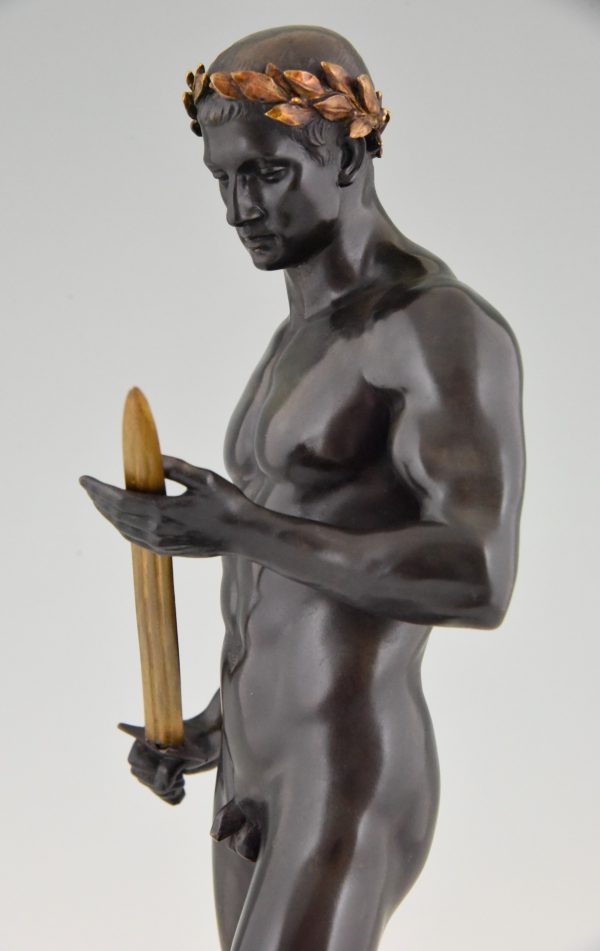Bronzen beeld mannelijk naakt met zwaard en lauwerkrans