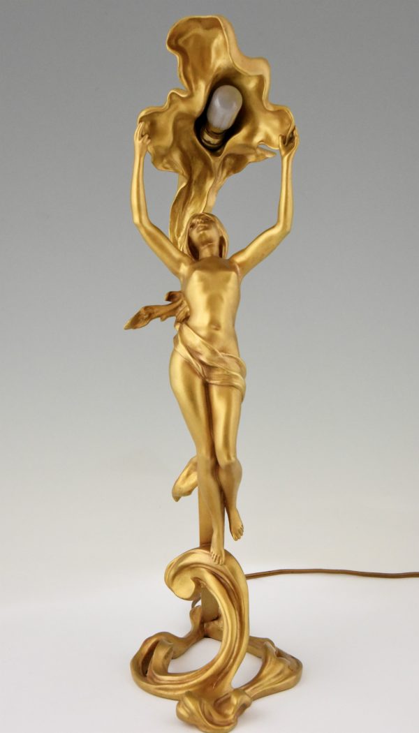 Art Nouveau verguld bronzen lamp met naakt.
