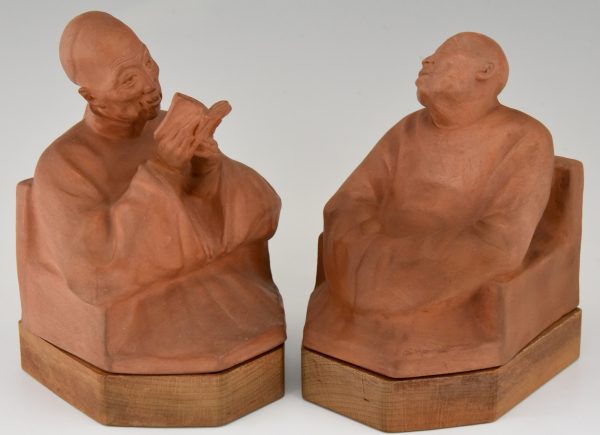 Art Deco terracotta boekensteunen met Chinese mannen